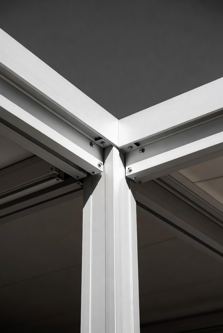 Aluminijasta konstrukcija nadstreška – eloksiran in prašno barvan aluminij